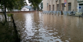 Залитая водой дорога на ХРЭБ флота Евгений Попов