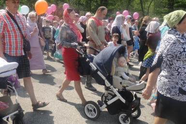 Разноцветная праздничная процессия залила пространство между двумя соборами в Хабаровске Ко Виктория, ИА AmurMedia